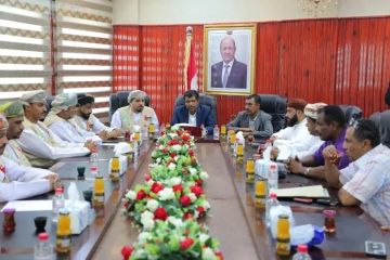 بجسر بري يخدم 100 ألف أسرة.. المهرة اليمنية تتسلم قافلة رمضانية ضخمة من سلطنة عمان