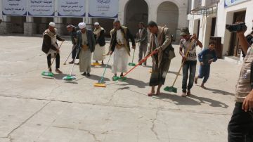 تدشين حملة أن طهرا بيتي في جامع الصحابي الجليل معاذ الجند بتعز تدشين حملة أن طهرا بيتي في جامع الصحابي الجليل معاذ الجند بتعز