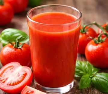 دراسة علمية: شرب عصير الطماطم يوميا قد يحسن صحة القلب ويخفض الكوليسترول وضغط الدم