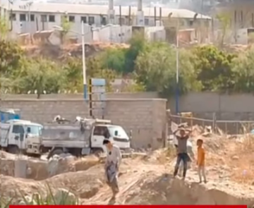 أهالي تعز يحتجون على اعتداء مسلحين استهدف منزلا سكنيا وروع ساكنيه أهالي تعز يحتجون على اعتداء مسلحين استهدف منزلا سكنيا وروع ساكنيه