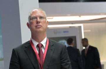 دميترييف يدعو رئيس الوزراء البريطاني إلى الاستقالة