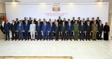 شاهد بالصور..  رئيس وأعضاء الحكومة الجديدة يؤدون اليمين الدستورية أمام الرئيس العليمي