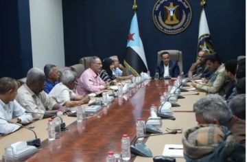 إعلان مفاجئ للانتقالي المنحل بالتزامن مع وصول رئيس الوزراء وأعضاء الحكومة إلى عدن