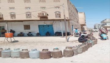 أزمة غاز في ميفعة شبوة: الأهالي يصطفون للحصول على إسطوانة لرمضان أزمة غاز في ميفعة شبوة: الأهالي يصطفون للحصول على إسطوانة لرمضان