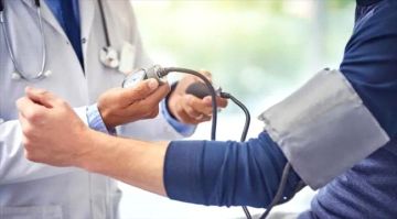 صيام مريض الضغط بأمان.. دليل صحي شامل لشهر رمضان