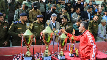 العلامة مفتاح يكرم الفريق الفائز بلقب بطولة الشهيد القائد لكرة القدم