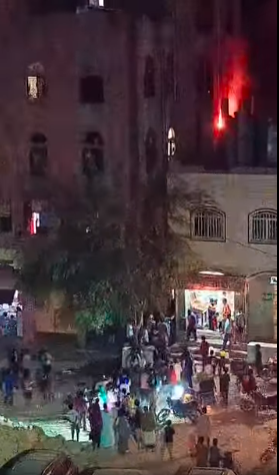 تصاعد كثيف للدخان وصراخ العالقين.. حريق هائل يلتهم بناية سكنية في تعز