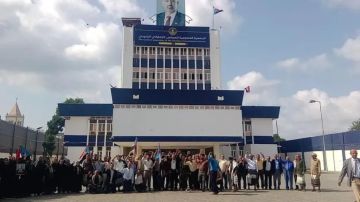 بعد إغلاق استمر 3 أيام.. إعادة افتتاح مقر الجمعية الوطنية التابعة لـ الانتقالي المنحل في عدن بعد إغلاق استمر 3 أيام.. إعادة افتتاح مقر الجمعية الوطنية التابعة لـ الانتقالي المنحل في عدن