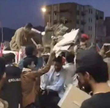 فضيحة الانتقالي المنحل في عدن.. خور مكسر تشهد عراكا مذلا وتدافعا سقطت فيه الكرامات بسبب صور الزبيدي! فضيحة الانتقالي المنحل في عدن.. خور مكسر تشهد عراكا مذلا وتدافعا سقطت فيه الكرامات بسبب صور الزبيدي!