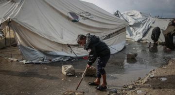 مياه الأمطار تغرق خيام النازحين الفلسطينيين في مواصي خانيونس بغزة