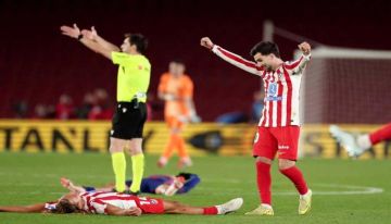 أتلتيكو مدريد يخسر بثلاثية نظيفة أمام برشلونة ويتأهل لنهائي كأس ملك إسبانيا