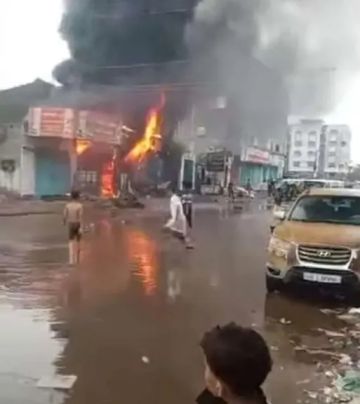 حريق هائل في عدن حريق هائل في عدن