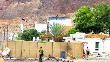 قوات من المنطقة العسكرية تنسحب من منزل الرئيس عيدروس الزبيدي..صورة