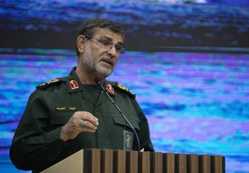 قائد بحرية الثوري الإيراني مخاطبا دول المنطقة: أصبحتم ضحية لطموحات أمريكا