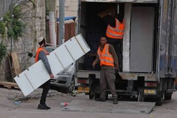 سلطات العدو الإسرائيلي تجبر 11 عائلة فلسطينية على إخلاء منازلها في سلوان بالقدس سلطات العدو الإسرائيلي تجبر 11 عائلة فلسطينية على إخلاء منازلها في سلوان بالقدس