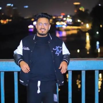 فنان يمني عاد من الغربة بعد 15 سنة .. ولحظة وصوله مطار عدن حدثت المفاجأة التي لا تخطر على بال فنان يمني عاد من الغربة بعد 15 سنة .. ولحظة وصوله مطار عدن حدثت المفاجأة التي لا تخطر على بال