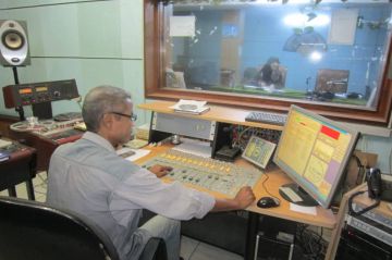 حين كان الأذان يعبر الأثير في جنوب اليمن