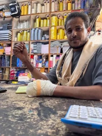 صاحب مكتبة المعالي يهرب من الموت في حادث العرقوب ليجد جحيما آخر في صنعاء! (شاهد التفاصيل)