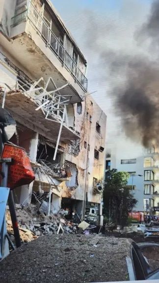 قتلى وجرحى ودمار هائل إثر سقوط صواريخ إيرانية في تل أبيب (فيديو)