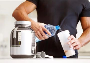 هل يحتاج جسمك إلى لبأ الأبقار؟ طبيب يوضح حقيقة هذا المكمل الغذائي