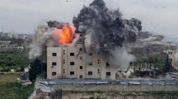 إسرائيل تكثف الغارات على بيروت وتقصف جسورا بجنوب لبنان