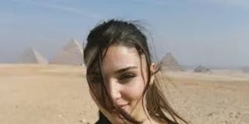 بعد صدور أمر بضبطها.. فنانة تركية شهيرة تخرج عن صمتها وتكشف حقيقة تورطها في قضية ”ممنوعات”