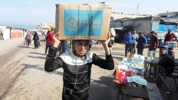 بين المسافة والتكلفة والتعب.. الإغاثة في غزة تتحول إلى معاناة يومية للنازحين بين المسافة والتكلفة والتعب.. الإغاثة في غزة تتحول إلى معاناة يومية للنازحين