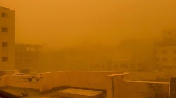 عاصفة رملية تضرب قطاع غزة وتفاقم مأساة النازحين