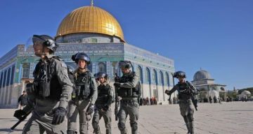 قيادي في حماس : إغلاق المسجد الأقصى حرب دينية ومحاولة لفرض واقع جديد قيادي في حماس : إغلاق المسجد الأقصى حرب دينية ومحاولة لفرض واقع جديد