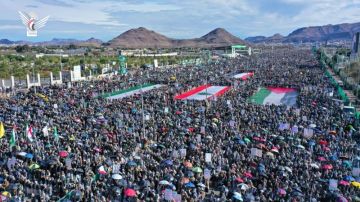 مسيرة مليونية بالعاصمة صنعاء تحت شعار ثابتون مع فلسطين ولبنان وإيران.. وجاهزون لكل الخيارات 