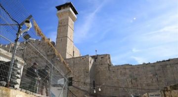 إجراءات العدو الصهيوني تحرم المصلين الفلسطينيين من صلاة العيد في المسجد الإبراهيمي إجراءات العدو الصهيوني تحرم المصلين الفلسطينيين من صلاة العيد في المسجد الإبراهيمي