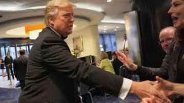 ترامب يفاجئ الجميع: حضور أول لعشاء مراسلي البيت الأبيض بعد سنوات من المقاطعة ترامب يفاجئ الجميع: حضور أول لعشاء مراسلي البيت الأبيض بعد سنوات من المقاطعة