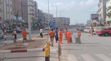 تواصل جهود عمال النظافة في شوارع العاصمة عدن