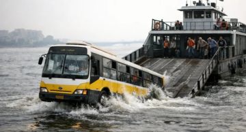 لحظات رعب تتحول لكارثة: غرق حافلة أثناء محاولة ركوب عبارة