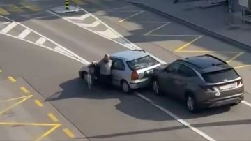 سويسرا... سائق يتسبب بحادث ويحاول الفرار قبل أن ينقلب بسيارته سويسرا... سائق يتسبب بحادث ويحاول الفرار قبل أن ينقلب بسيارته