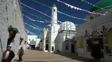 عناصر الحوثي في مصلى النساء؟ كارثة تستبيح حرمة المساجد وتحولها لثكنات عسكرية!