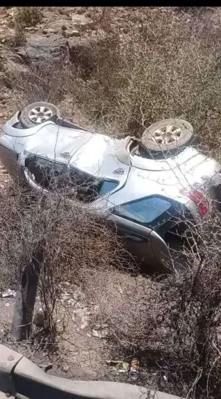 معجزة في قمة الطريق!! سيارة تنقلب 3 مرات وركابها يخرجون بـ (صفر إصابات).. لن تصدق ما حدث!