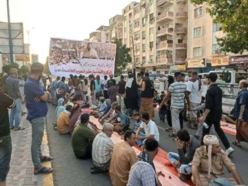 شارع المعلا يتحول لـ مأدبة عرس ! إفطار تاريخي للمقاومة بعدن بذكرى التحرير. شارع المعلا يتحول لـ مأدبة عرس ! إفطار تاريخي للمقاومة بعدن بذكرى التحرير.