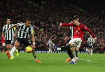 نيوكاسل يتغلب على مانشستر يونايتد في الدوري الإنجليزي