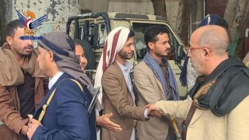 قيادات من وزارتي المالية والاقتصاد تزور المرابطين في جبهة القصر بتعز