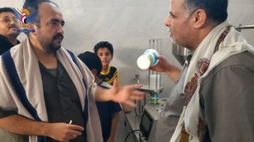 محافظ حجة يطلع على تجهيزات معمل الألبان الخاص بجمعية عبس التعاونية