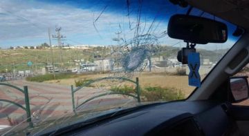 مستوطنون صهاينة يهاجمون مركبات الفلسطينيين جنوب نابلس مستوطنون صهاينة يهاجمون مركبات الفلسطينيين جنوب نابلس