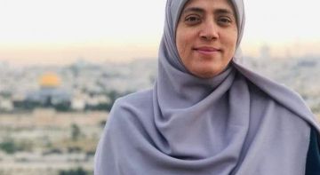 العدو الصهيوني يسلم المرابطة المقدسية خديجة خويص قرارا بمنعها من السفر العدو الصهيوني يسلم المرابطة المقدسية خديجة خويص قرارا بمنعها من السفر