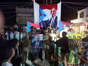 ردا على الخنبشي.. أبناء ساحل حضرموت يرفعون صورة للرئيس الزبيدي