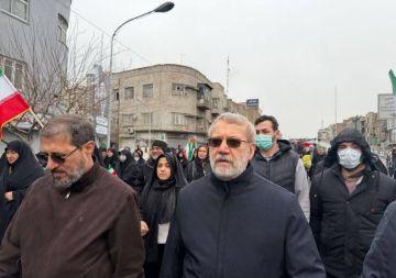 المسؤولين الإيرانيين يشاركون في مسيرات يوم القدس وسط قصف طائرات العدوان