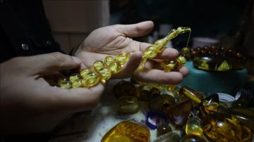 فنان تركي ينقش المساجد الشهيرة داخل حبات المسبحة فنان تركي ينقش المساجد الشهيرة داخل حبات المسبحة