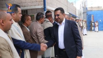 وزير الاتصالات يتفقد الانضباط الوظيفي في فرع مؤسسة الاتصالات بذمار