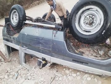 السيول تجرف سيارة أثناء عبورها أحد أودية شبوة.. وهكذا كان مصير سائقها السيول تجرف سيارة أثناء عبورها أحد أودية شبوة.. وهكذا كان مصير سائقها