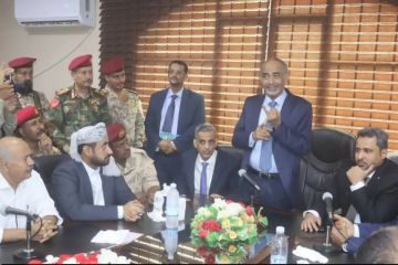 الفريق محمود الصبيحي يوبخ سلطة لحج: أين علم الجمهورية اليمنية؟ (فيديو)