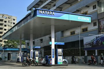 واشنطن توافق على بيع موقت للنفط الروسي العالق في البحر إلى الهند